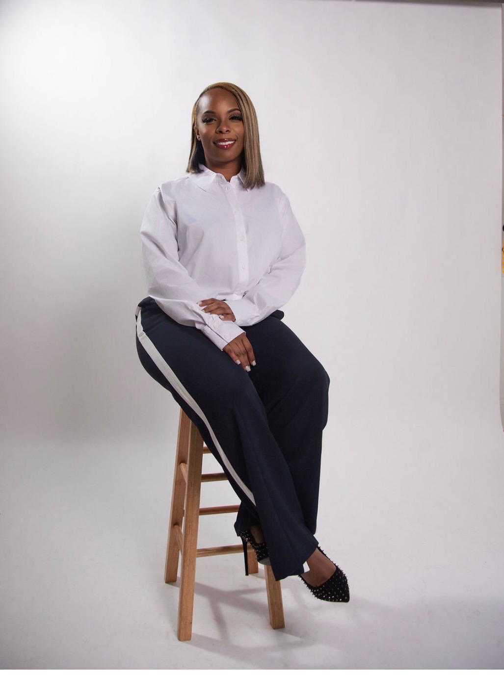 Lesley Thomas in her real estate studio portrait